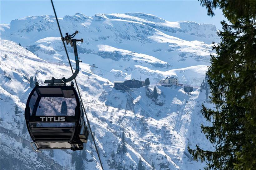 Gondelabsturz im Skigebiet Engelberg Schweiz am Mittwoch mit verschneiten Bergen im Hintergrund