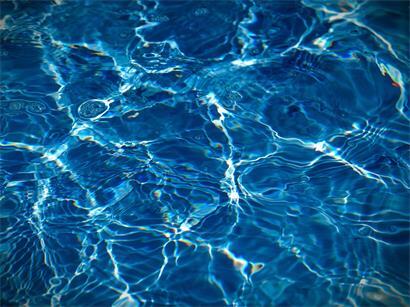 Schwimmbad Cents mit Schwimmern vor jährlichen Wartungsarbeiten, sauberes Becken und klares Wasser im Innenbereich