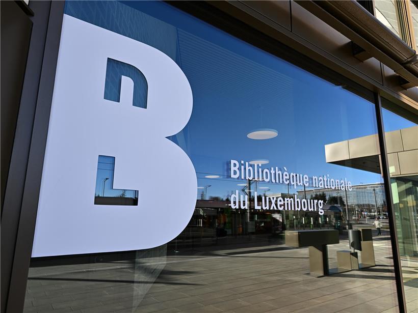 Sommerliche Luxemburger Nationalbibliothek mit Schüler*innen bei Schnupperkursen für Studierende und Bildung