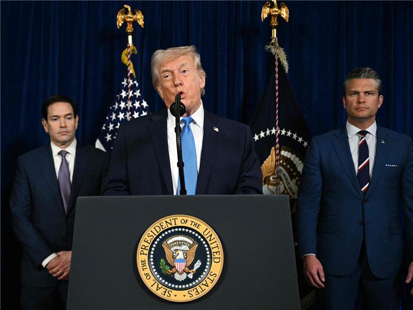 US-Präsident Donald Trump spricht nach US-Militäreinsatz in Venezuela, flankiert von Marco Rubio und Pete Hegseth in Mar-a-Lago, Januar 2025