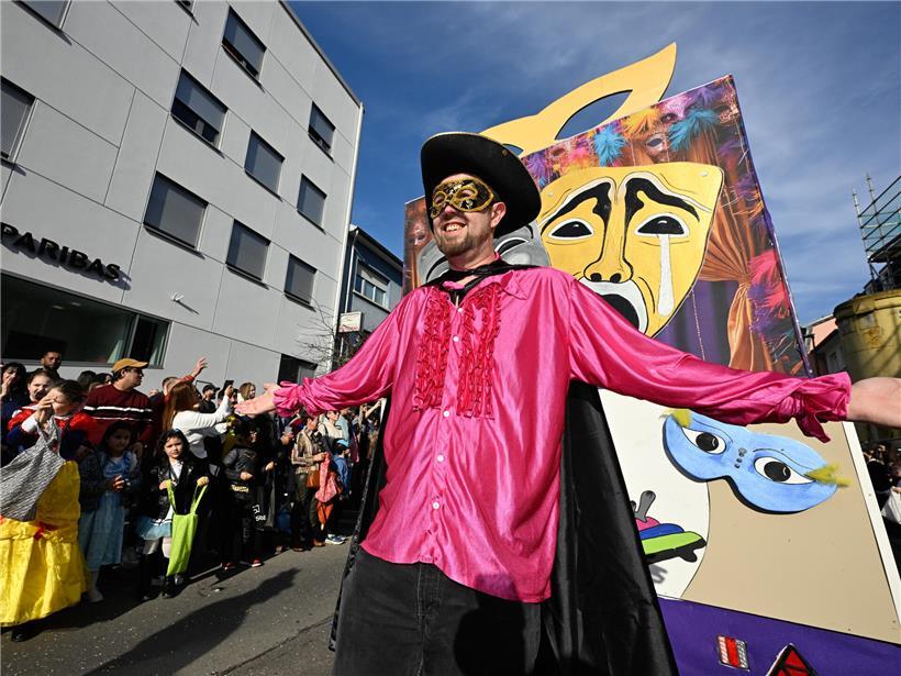 Feier bei blauem Himmel und Sonnenschein in Schifflingen im vergangenen Jahr mit fröhlichen Menschen draußen