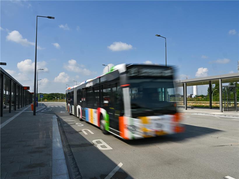 Elektrobusse in der Hauptstadt unterwegs, nachhaltiger ÖPNV ersetzt Dieselbusse für umweltfreundlichen Verkehr