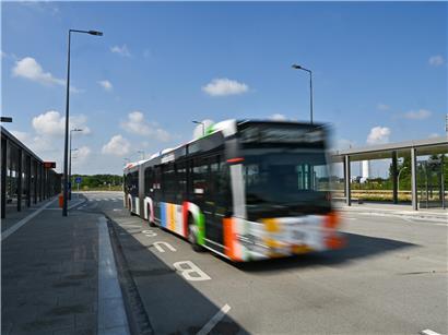 Elektrobusse in der Hauptstadt unterwegs, nachhaltiger ÖPNV ersetzt Dieselbusse für umweltfreundlichen Verkehr