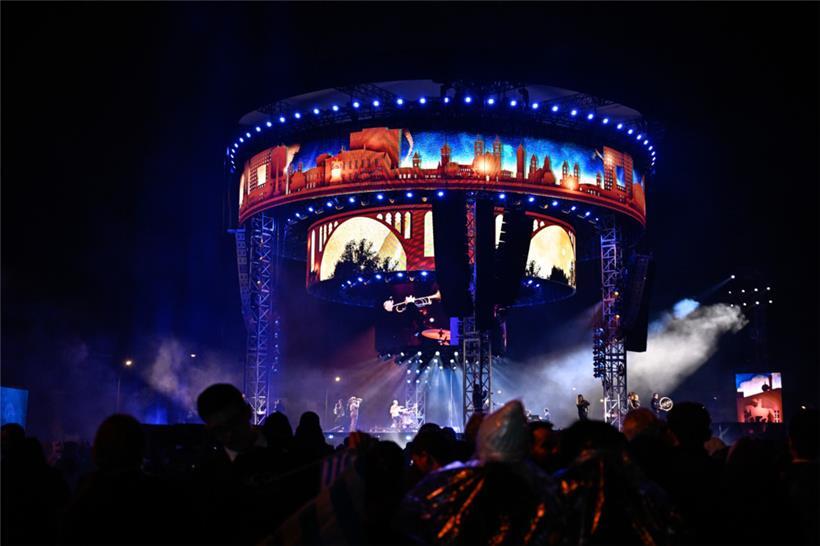 Imposant war die Bühne, durch ihre Form offenbar aber auch besonders anfällig für Wetterkapriolen
