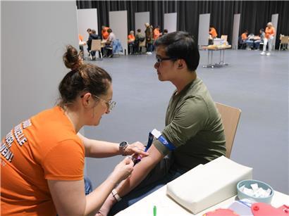 Blutspende Prozess zeigt Nadel im Arm für lebensrettende Bluttransfusion und medizinische Spende