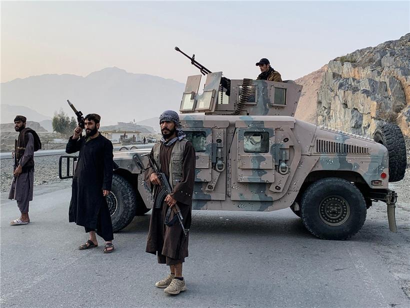 Taliban in Badelatschen an der pakistanischen Grenze beobachten die Umgebung aufmerksam