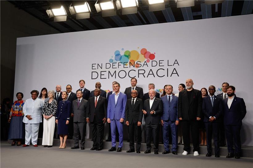 Sozialdemokratische Spitzenpolitiker aus Europa, Afrika und Lateinamerika setzen in Barcelona ein Zeichen für Demokratie und gegen Machtmissbrauch