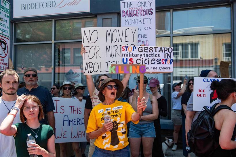 In Biddeford im US-Bundesstaat Maine demonstrierten Einwohner gegen die Methoden der ICE-Behörde