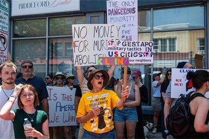 In Biddeford im US-Bundesstaat Maine demonstrierten Einwohner gegen die Methoden der ICE-Behörde