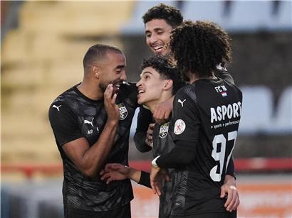 Fans von Bissen feiern ausgelassen die erfolgreiche Hinrunde der Mannschaft im Stadion
