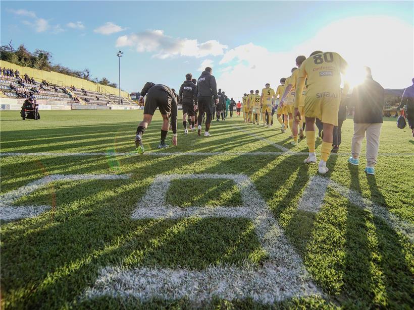 Spitzenduell im Fußballstadion von Düdelingen gegen Differdingen mit jubelnden Fans und spannender Atmosphäre