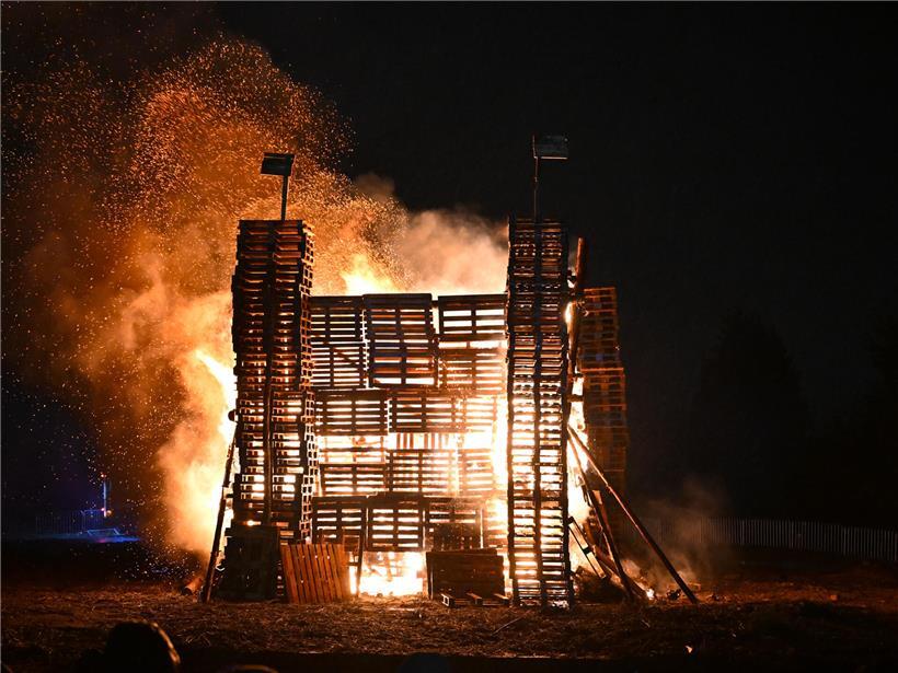 Burg in Esch mit vier Türmchen und Holzflaggen brennt am Sonntagabend in Flammen
