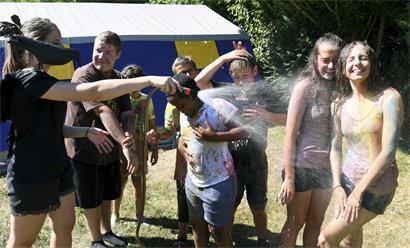 In Feriencamps geht es oft erfrischend bunt zu