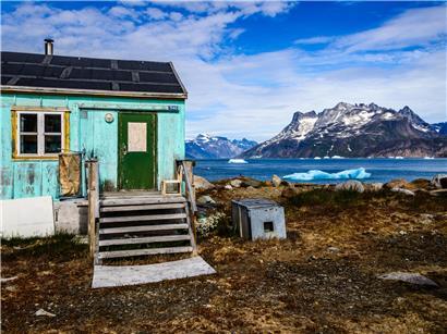Grönländische Landschaft mit Bergbau und Rohstoffen für neue Technologien wie seltene Erden und Metalle