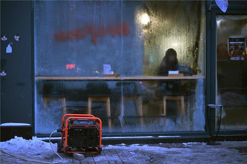 Menschen in Kiew nutzen Generatoren zur Stromversorgung während Stromausfällen in der Stadt.