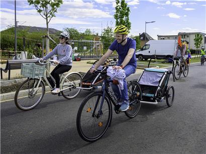 Critical Mass Fahrradaktion in Düdelingen Luxemburg mit vielen Radfahrern bei gemeinsamer Fahrt durch die Stadt