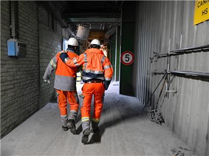 ArcelorMittal Mitarbeiter in Luxemburg bei der Arbeit – rund 3.500 Angestellte im Stahlunternehmen