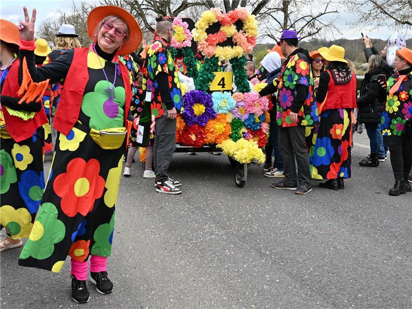 Kavalkade-Strecke in Remich 2024 leicht verkürzt, Zuschauer entlang der Festumzugsroute bei sonnigem Wetter