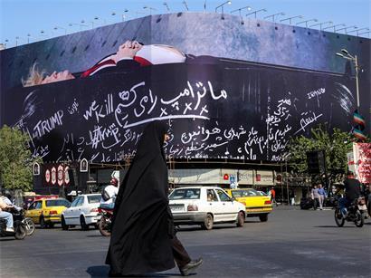 In Teheran zeigt ein riesiges Bild den in einem Sarg liegenden US-Präsidenten: „Wir werden Trump töten“, steht in persischer und englischer Sprache darunter