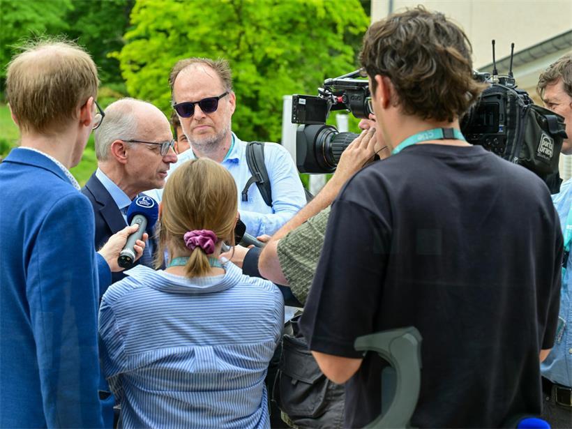Luxemburgisches Recht auf Informationszugang symbolisiert durch Journalisten, die Politiker zu Transparenz und Pressefreiheit befragen