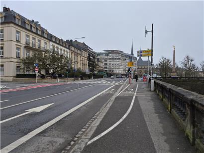 Fahrradfahrer fahren künftig auf der rechten Straßenseite in beide Richtungen – neue Verkehrsregelung für mehr Sicherheit