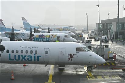 Luxair Flugzeug am Himmel symbolisiert Zukunftsplan für mehr Pünktlichkeit und verbesserten Flugservice
