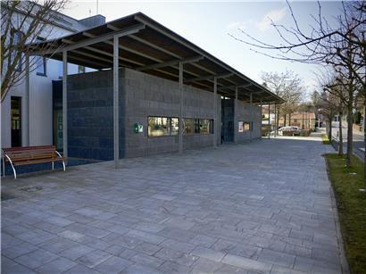 Gemeinderatssitzung mit hitziger Debatte und Konflikten zwischen Ratsmitgliedern im kommunalen Entscheidungsprozess