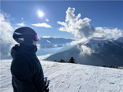 Leere Ski-Pisten im Morgenlicht mit griffigem Schnee und entspannter Atmosphäre für Winterurlaub und Skifahren
