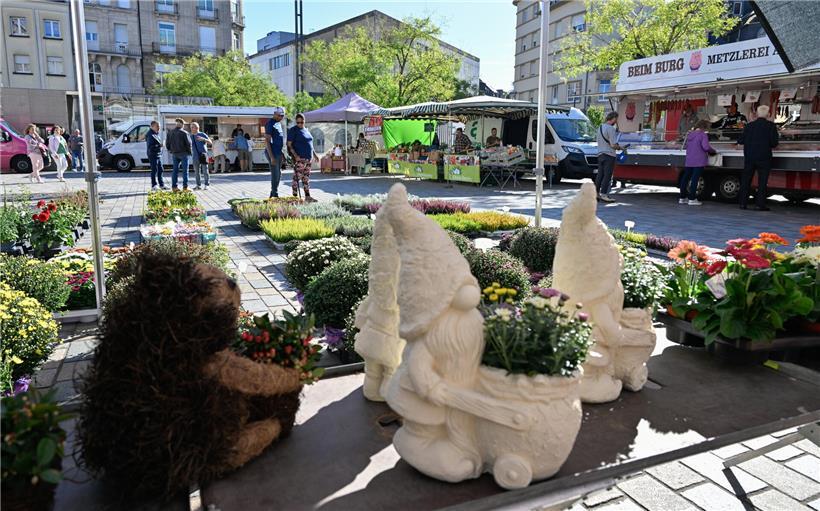 Markttstände auf dem Brillplatz in Esch während der drei kommenden Markttage mit bunten Waren und Besuchern