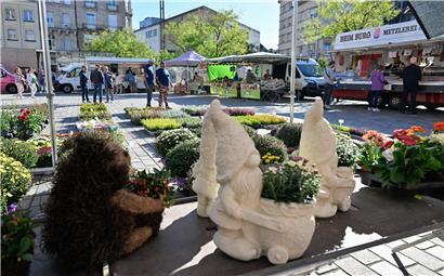Markttstände auf dem Brillplatz in Esch während der drei kommenden Markttage mit bunten Waren und Besuchern