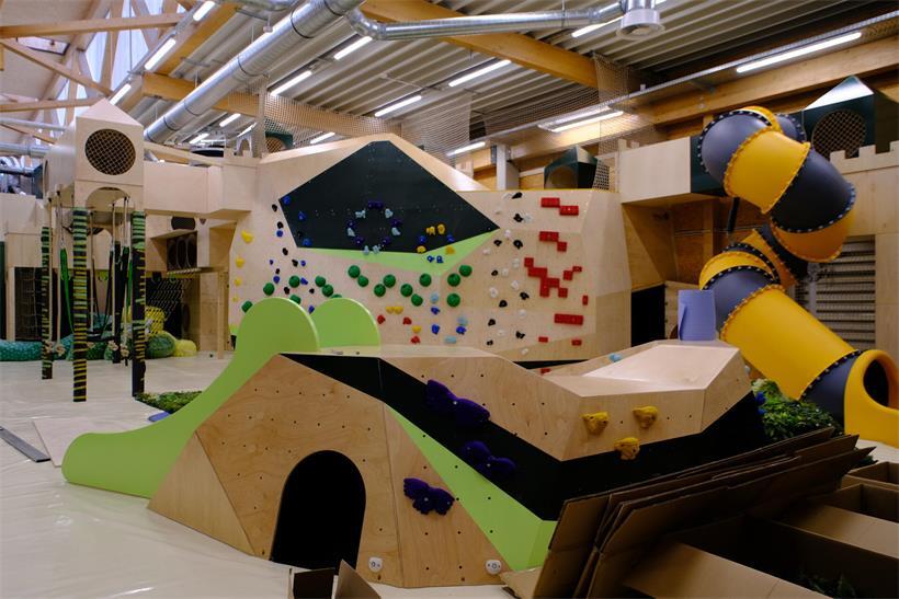 In der Adventure-Zone können Kinder spielerisch klettern, rutschen und das Bouldern entdecken