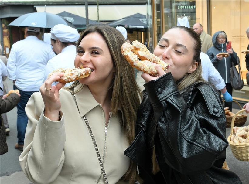 Mandeln bedecktes traditionelles Gebäck in der Hauptstadt, frisch gebacken und köstlich präsentiert