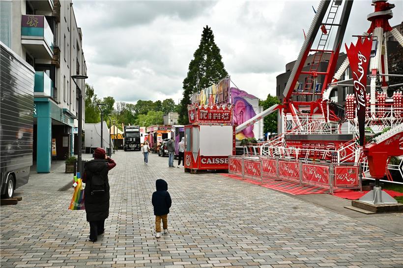 Große Fahrgeschäfte in der Helen-Buchholtz-Straße bei einem Jahrmarkt oder Volksfest am Tag