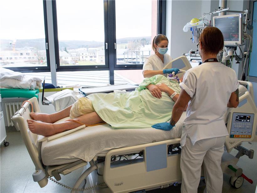 Intensivstation im Centre Hospitalier du Nord Ettelbrück mit Pflegepersonal und moderner medizinischer Ausrüstung bei der Patientenversorgung