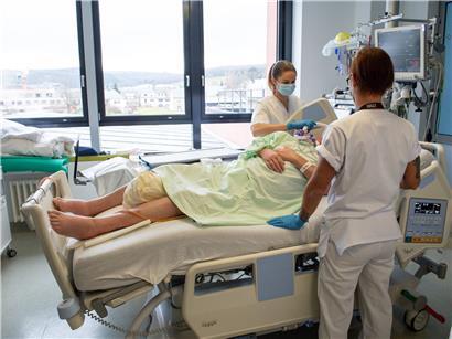 Intensivstation im Centre Hospitalier du Nord Ettelbrück mit Pflegepersonal und moderner medizinischer Ausrüstung bei der Patientenversorgung