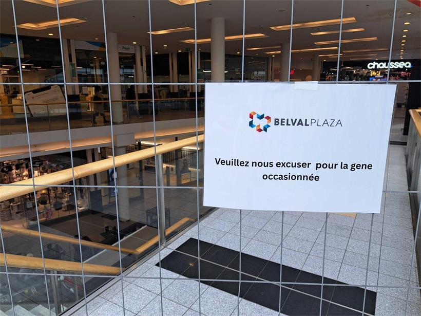 Überflutete Belval Plaza bei Nacht durch Rohrbruch, Wasserschäden und Notfallmaßnahmen sichtbar