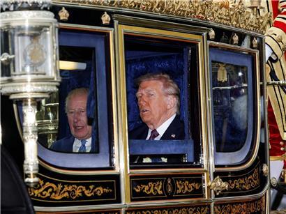 Donald Trump reist stilvoll in einer königlichen Kutsche – historische Luxusfahrt und politische Symbolik vereint