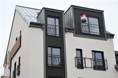 Wohnung mit Tatort, wo am 27. Januar eine Immobilienmaklerin erstochen wurde, Polizeiabsperrung und Ermittlungen sichtbar