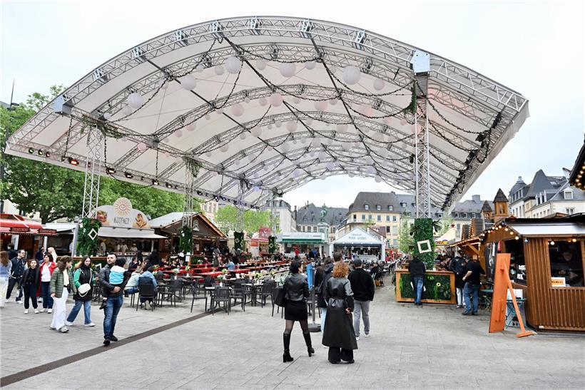 Oktavmarkt 2024 mit traditionellen Ständen und Besuchern bei fröhlicher Atmosphäre wie im Vorjahr