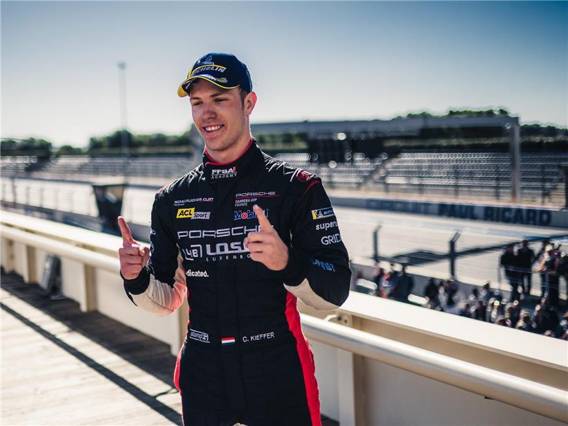 Chester Kieffer im Rennanzug auf Motorsportstrecke, fokussiert auf professionelle Rennkarriere 2024