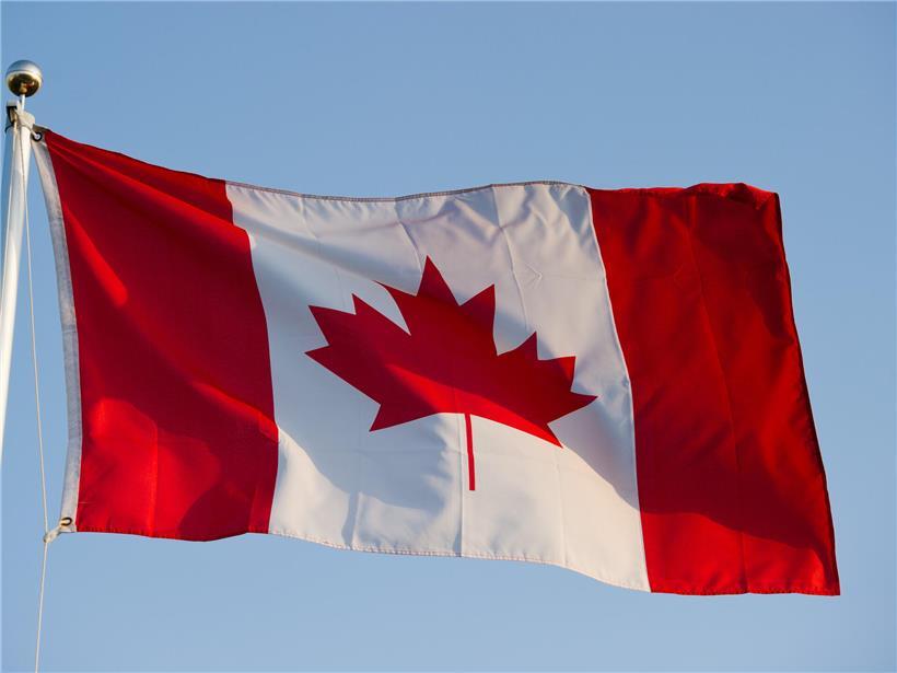 Menschenmenge vor kanadischer Schule nach tragischem Amoklauf mit mehreren Todesopfern