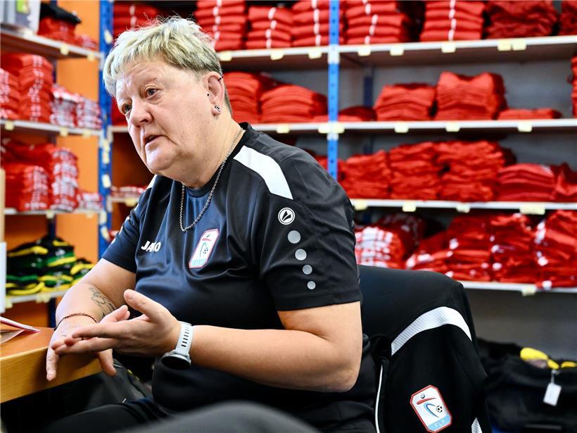 Frau hält Mappe mit neuer Brille und Reisedokumenten für Auswärtsreise vorbereitet