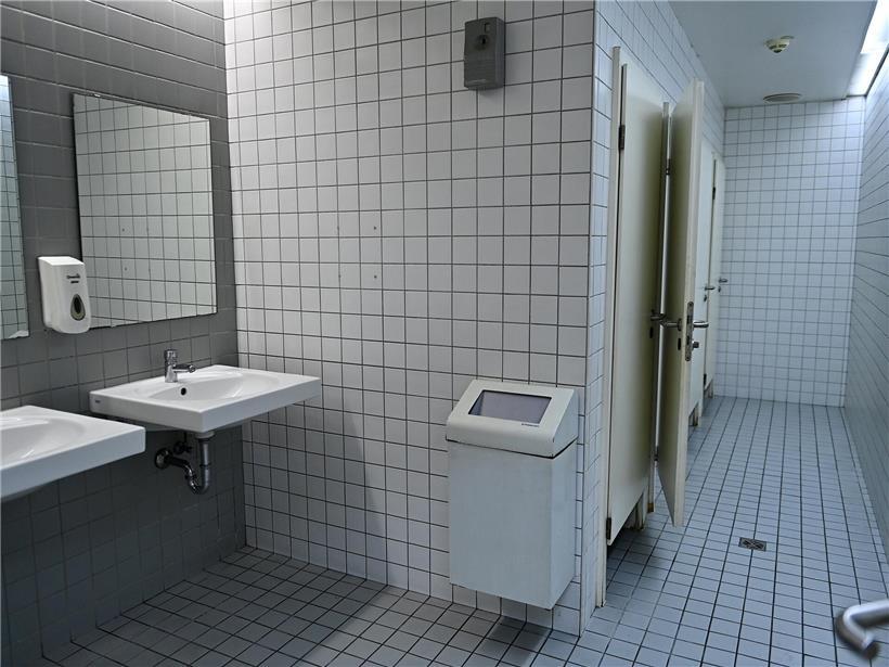 Geschlechtsneutrale Toilette in modernem Lyzeum für inklusive und barrierefreie Schulinfrastruktur