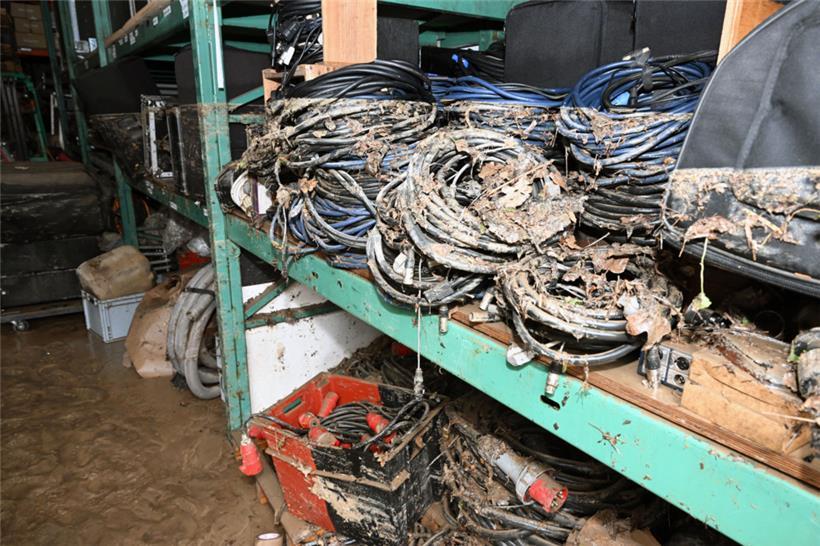 In seiner Halle lagerte Claude Schockmel Audioequipment