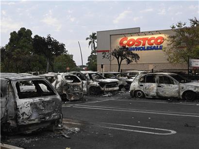 Brandschäden an Geschäften und Fahrzeugen nach dem Tod von „El Mencho“ in mehreren mexikanischen Bundesstaaten