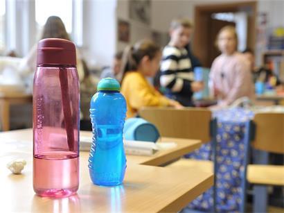 Klassenzimmer während Hitzewelle mit Temperaturen über 30 Grad, Schüler leiden unter Hitze im Unterricht
