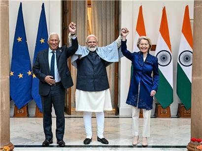 Narendra Modi, Ursula von der Leyen und Antonio Costa freuen sich im Hyderabad House New Delhi über Freihandelsabkommen Indien-EU