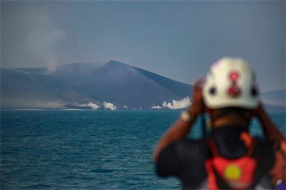 Indonesische Rettungskräfte suchen rund um den Mount Anak Krakatau nach einem vermissten Schnellboot mit acht Personen, darunter fünf Journalisten, die entsandt wurden, um einen Vulkanausbruch zu dokumentieren