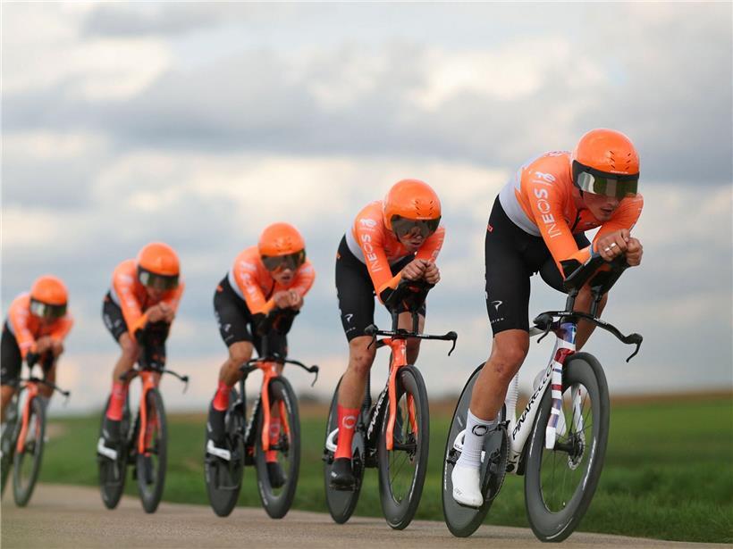 Ineos Grenadiers Team beim Sieg im Teamzeitfahren von Paris-Nice am Dienstag, Radrennen, Profi-Radsport