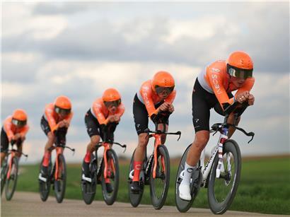 Ineos Grenadiers Team beim Sieg im Teamzeitfahren von Paris-Nice am Dienstag, Radrennen, Profi-Radsport